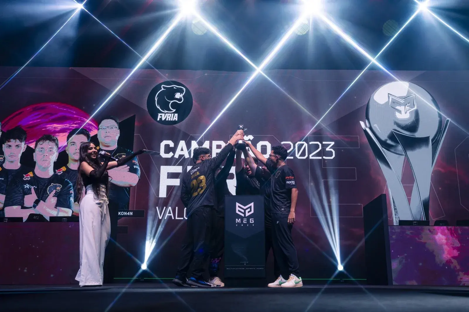 mwzera e o elenco de VALORANT da FURIA levantam o troféu do MEG 2023