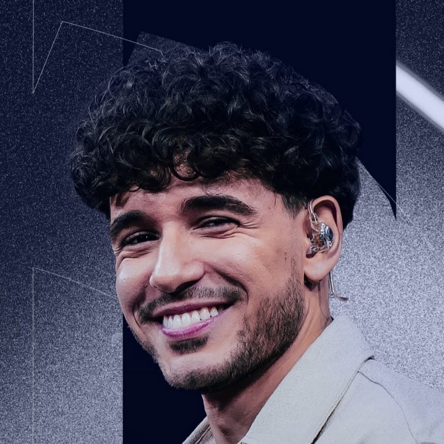 Nyang sorrindo em um estúdio oficial de transmissão de VALORANT