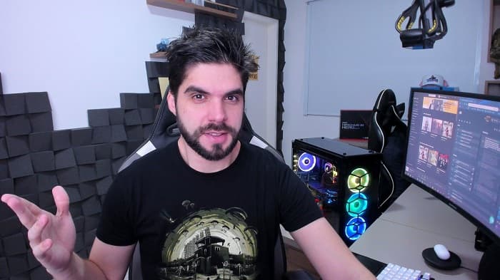 Pava en su estudio en casa junto a su ordenador y micrófono
