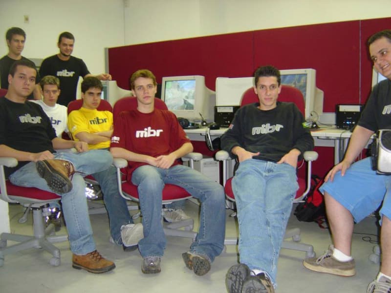 Pava y jugadores de MIBR reunidos en la LAN house de Río de Janeiro