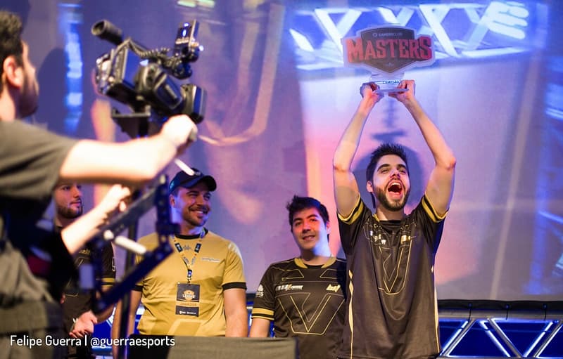 Pava levanta el trofeo de la Gamers Club Masters de 2017 con sus compañeros de Team oNe
